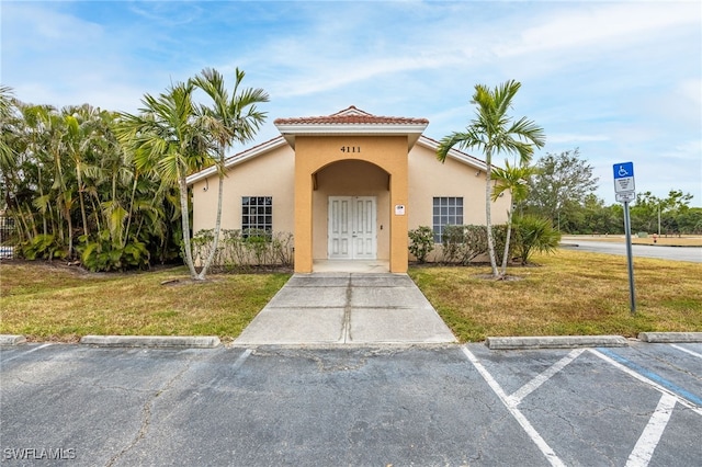 view of front of property with a front lawn