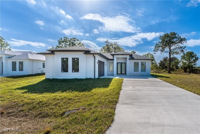 view of front facade featuring a garage and a front lawn