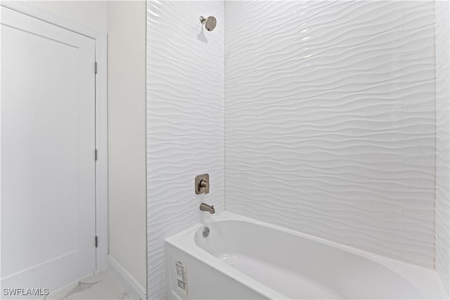 bathroom featuring tiled shower / bath