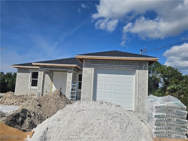 view of front facade featuring a garage