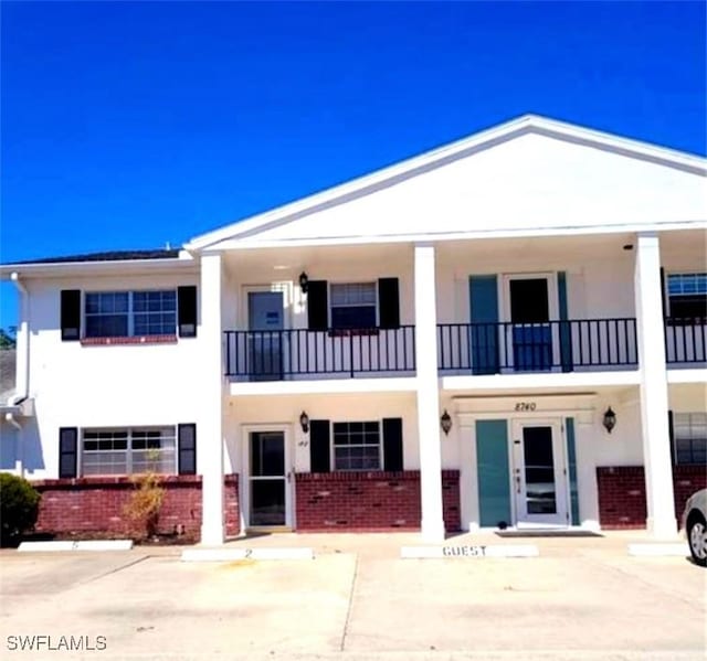 view of front facade featuring a balcony