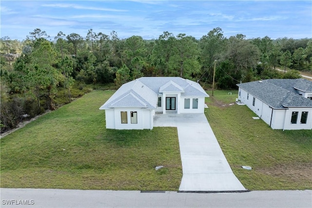 view of front of property with a front yard