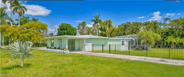 view of front of house featuring a front lawn