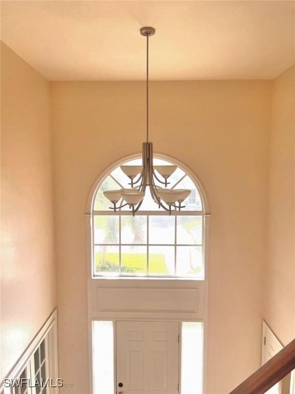 room details featuring an inviting chandelier