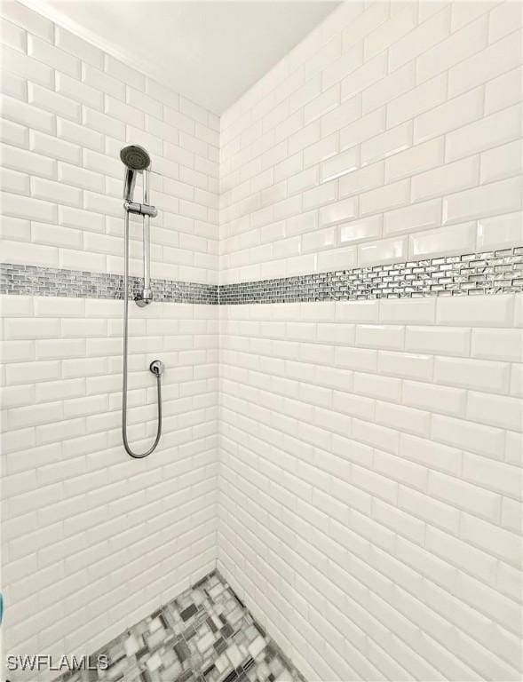 bathroom featuring a tile shower