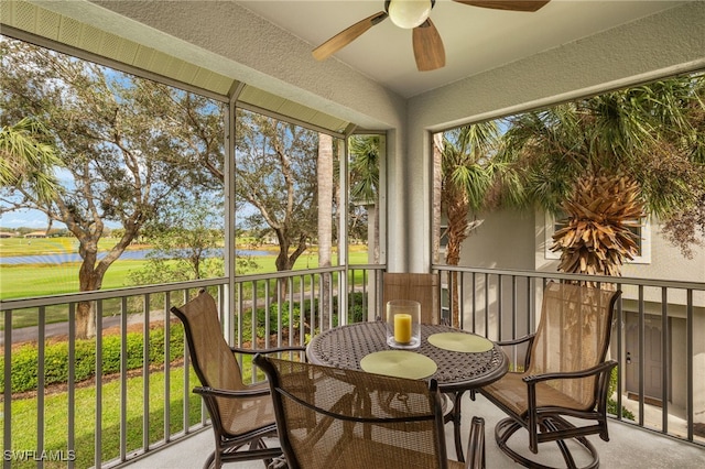 sunroom with ceiling fan