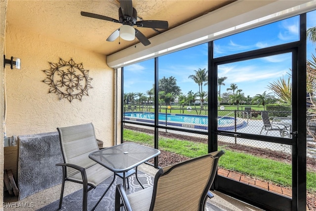 sunroom with ceiling fan