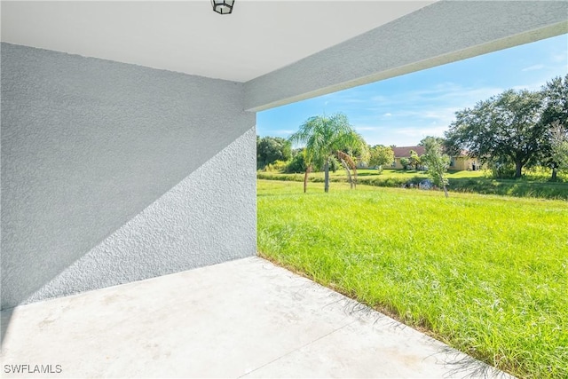 view of yard featuring a patio area