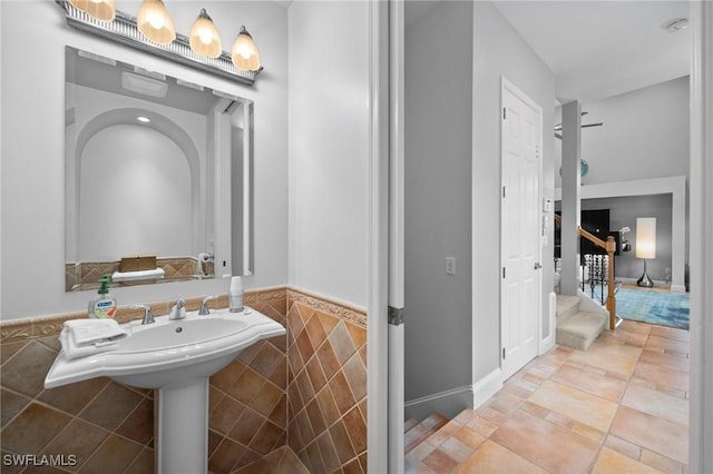 bathroom featuring tile walls