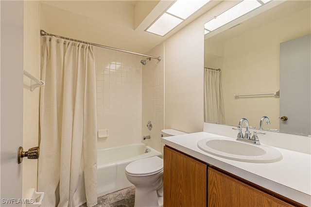 full bathroom featuring shower / tub combo with curtain, vanity, and toilet