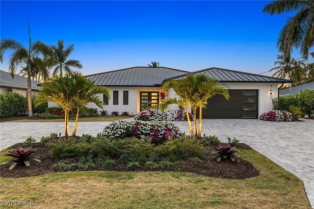 view of front facade featuring a garage and a front yard