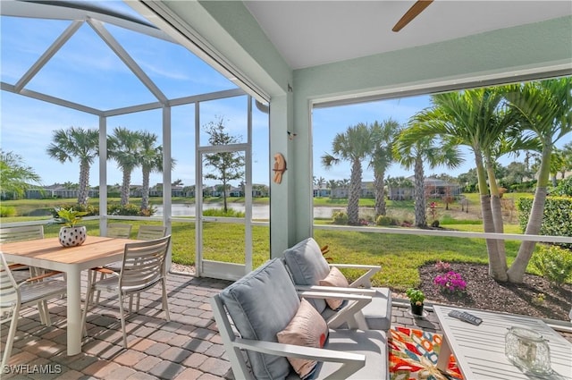 sunroom with ceiling fan