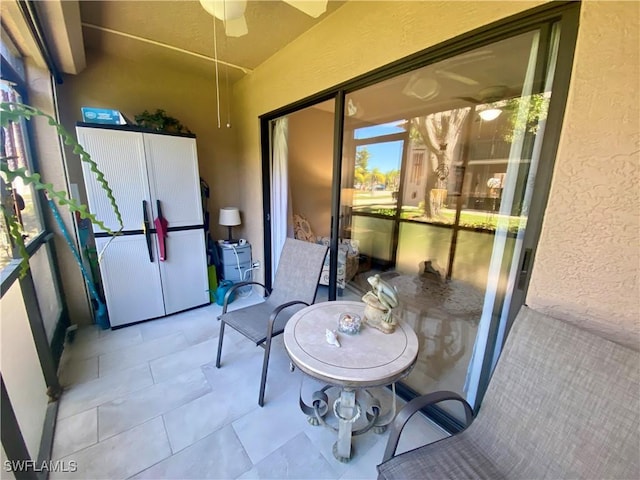 sunroom with ceiling fan