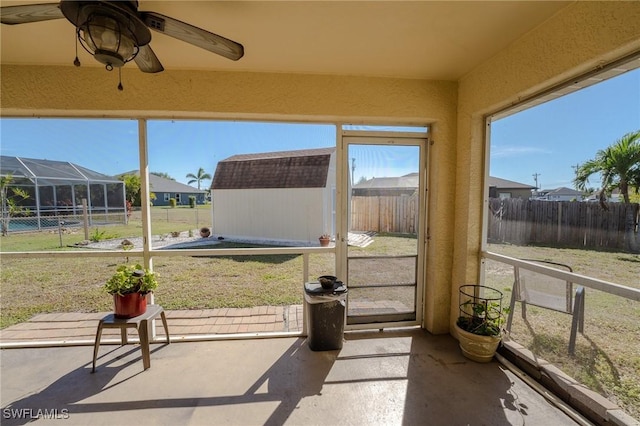 sunroom with ceiling fan