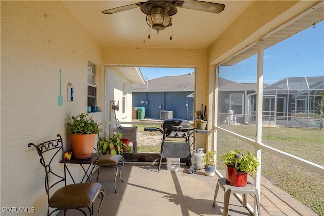 sunroom with ceiling fan