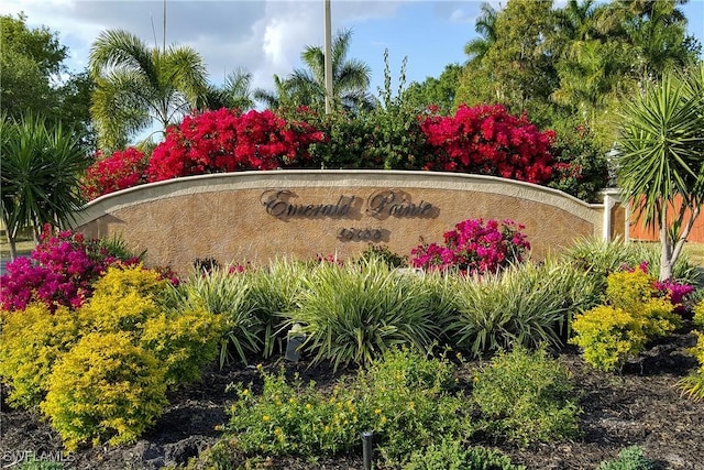 view of community / neighborhood sign