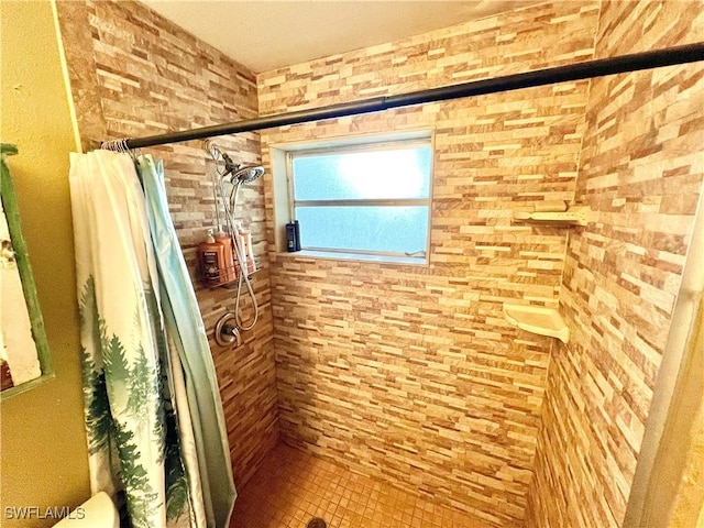 bathroom featuring a shower with shower curtain