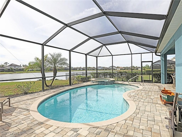 view of pool with an in ground hot tub, a water view, a patio area, and a lanai