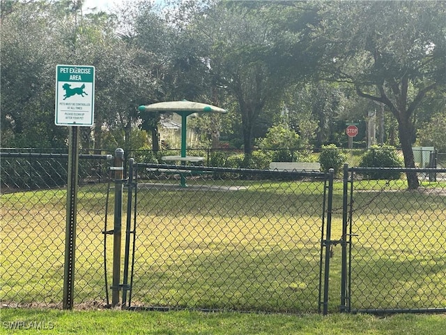 view of property's community featuring a yard