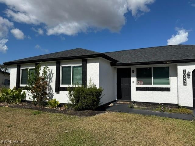 view of front of property with a front yard