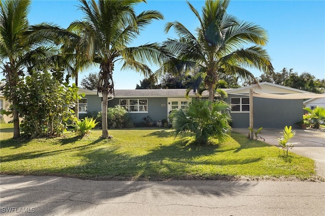 view of front of property featuring a front yard and a carport