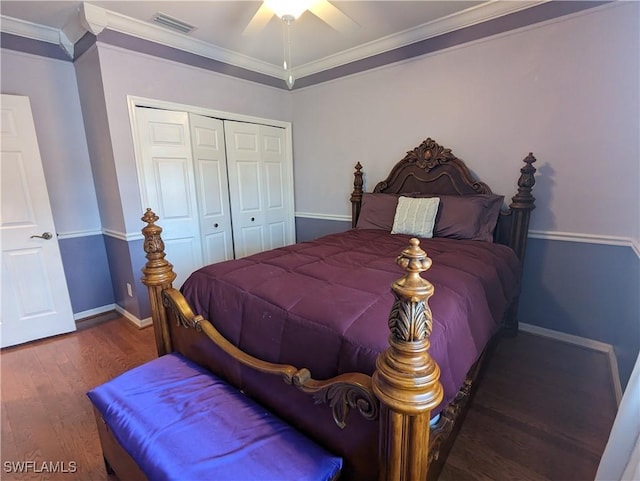 bedroom featuring a closet, ceiling fan, crown molding, and dark hardwood / wood-style flooring