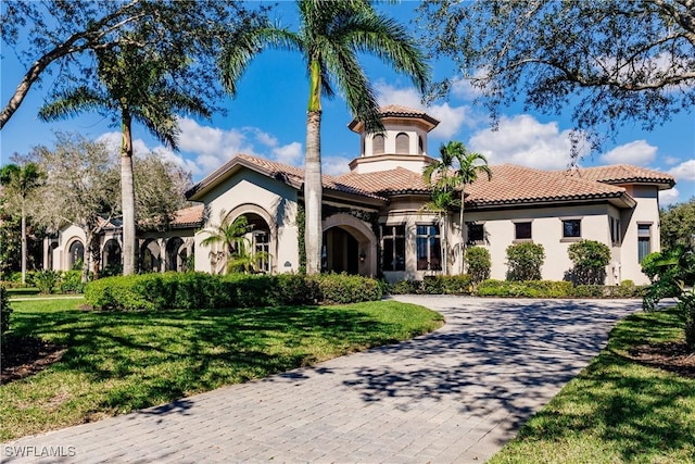 view of front of home featuring a front lawn