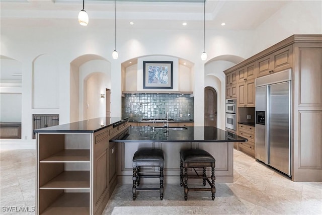 kitchen with stainless steel appliances, tasteful backsplash, kitchen peninsula, decorative light fixtures, and a breakfast bar area