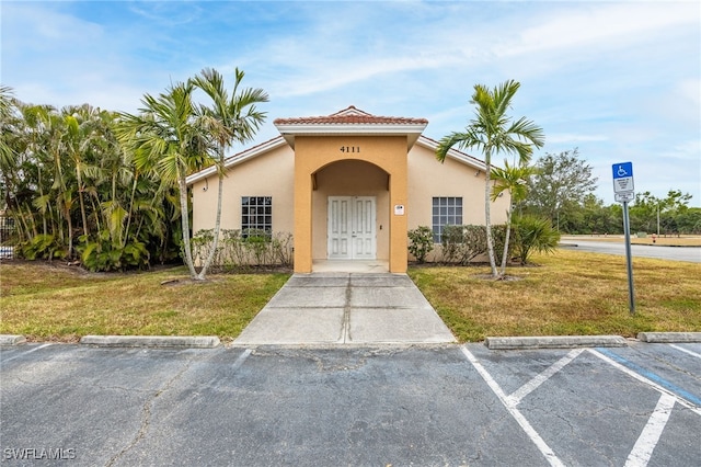 view of front of home with a front lawn