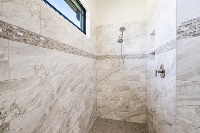 bathroom featuring a tile shower