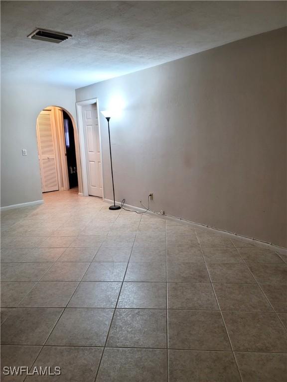 spare room featuring light tile patterned flooring