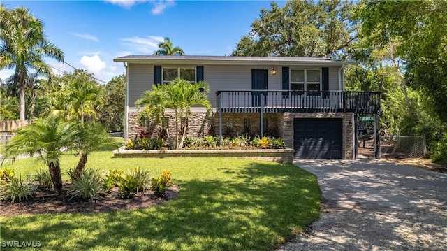 view of front of property featuring a front yard and a garage