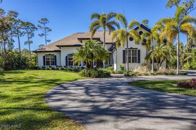 view of front of property featuring a front lawn