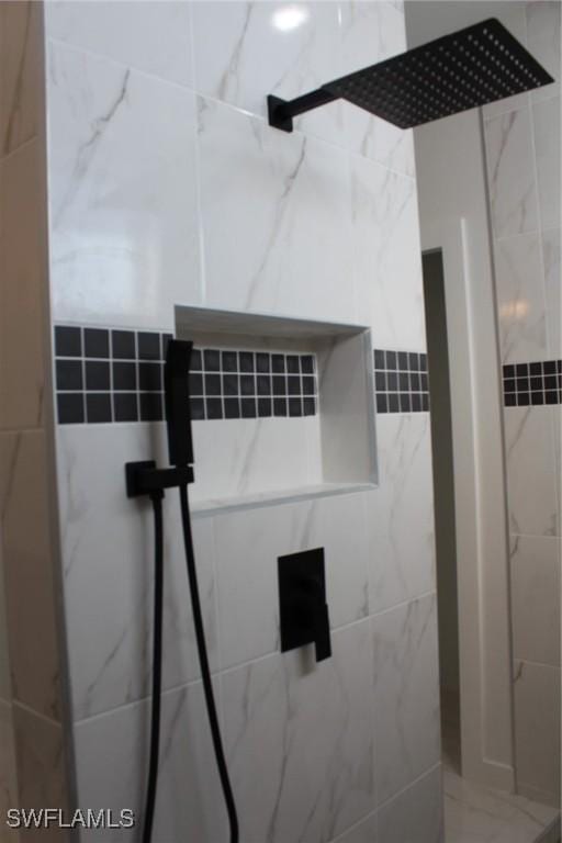 room details featuring a tile shower