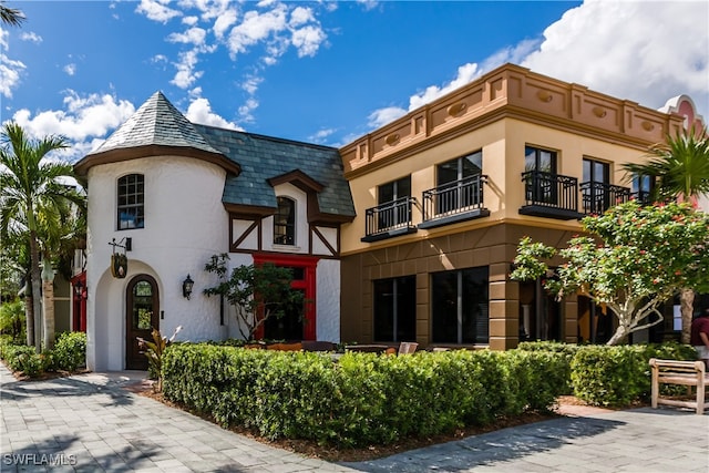 exterior space featuring a balcony