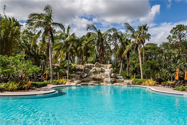 view of swimming pool