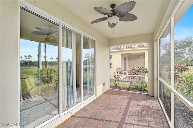 sunroom with ceiling fan