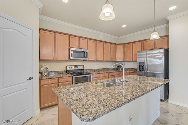 kitchen with decorative light fixtures, stainless steel appliances, a kitchen island with sink, and sink