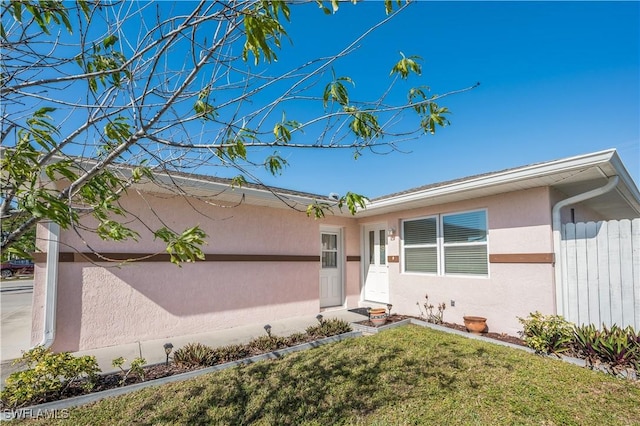 view of front of home featuring a front lawn