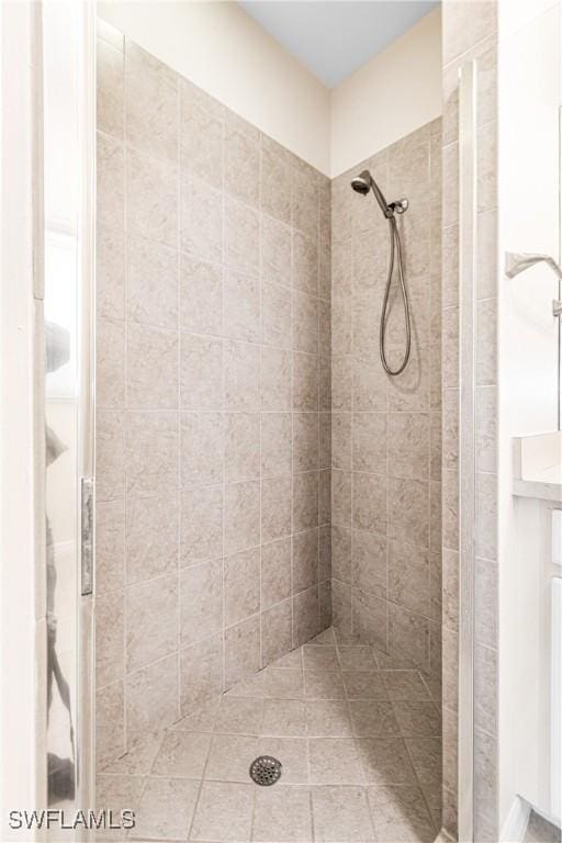 bathroom featuring a tile shower