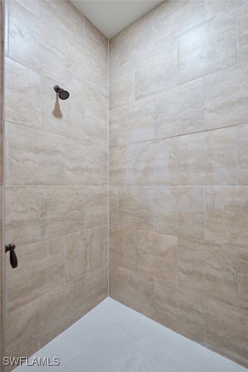 full bathroom featuring a tile shower