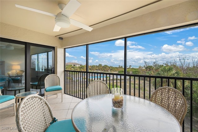 sunroom with ceiling fan