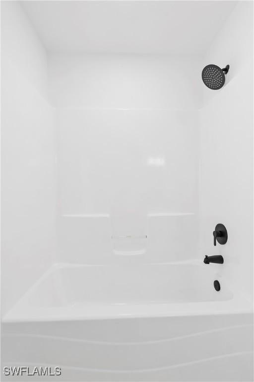 bathroom with tub / shower combination