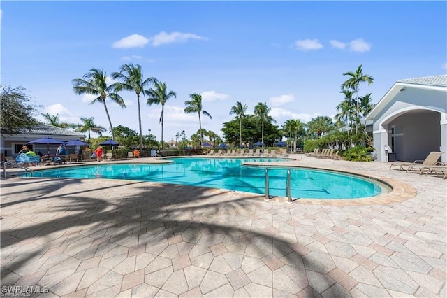 view of swimming pool featuring a jacuzzi and a patio area