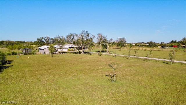 view of yard featuring a rural view