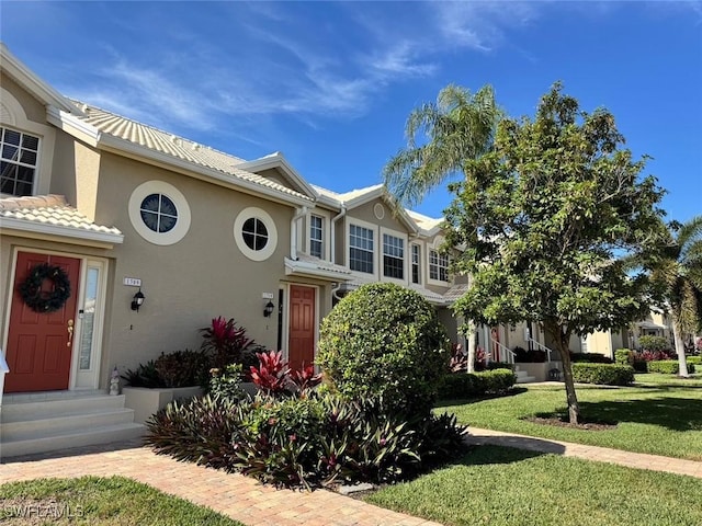 view of front of home featuring a front lawn