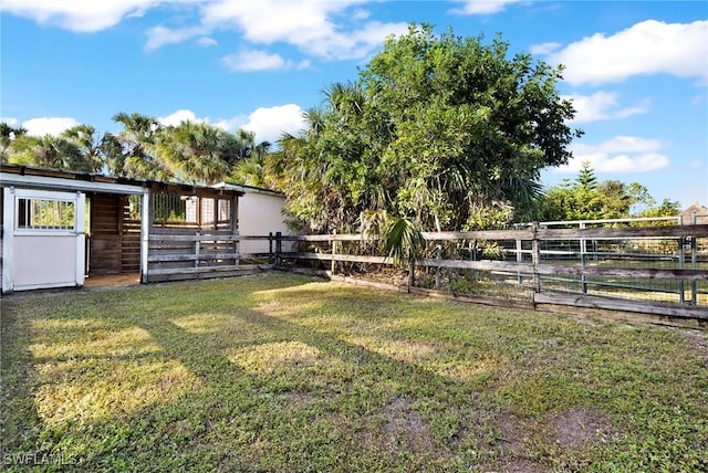 view of yard featuring an outdoor structure