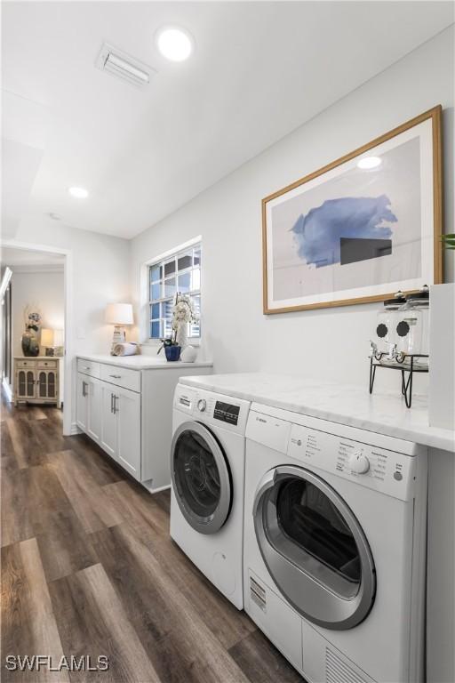 laundry room featuring cabinet space, recessed lighting, dark wood-style flooring, and independent washer and dryer