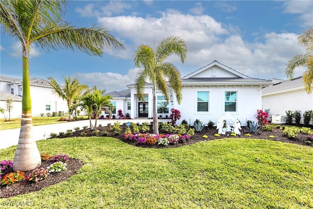 view of front of property featuring a front lawn