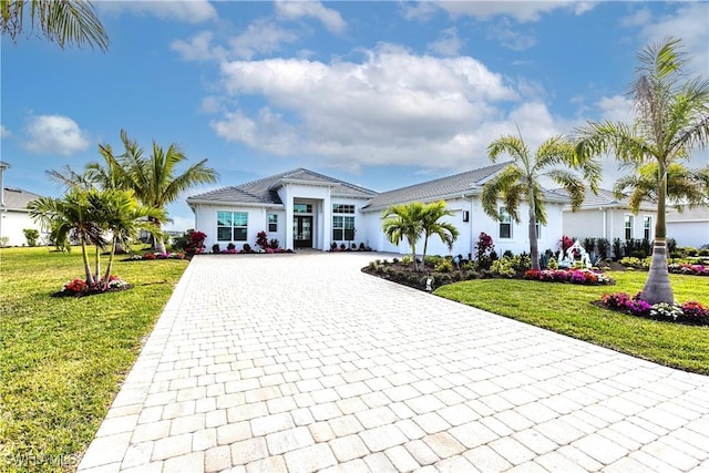 view of front of property featuring a front lawn